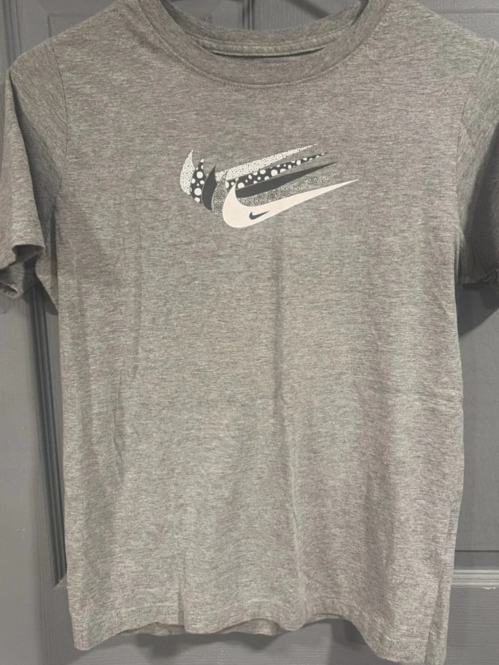Nike Men’s Heather Gray Graphic Swoosh Tee